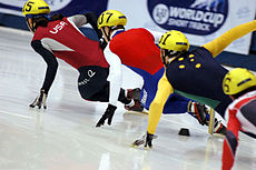 Thibaut Fauconnet (Zweiter) bei einem Shorttrack-Weltcup im Jahr 2004 im kanadischen Saguenay