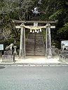 El hizen torii (肥前鳥居, 'hizen torii'?) tiene un "kasagi" redondeado y gruesos pilares acampanados