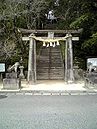 The hizen torii (肥前鳥居) has a rounded kasagi and thick flared pillars.