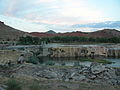 Swinging Bridge über den Bighorn River und Travertinkaskaden