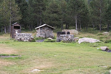 Fuente y merendero en la Vall dels Cortals