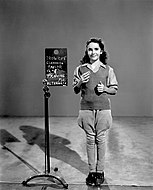 Elizabeth Taylor, 11 tuổi, trong một bức ảnh thử trang phục ngày 8 tháng 11 năm 1943, để chuẩn bị cho vai diễn trong bộ phim National Velvet năm 1944