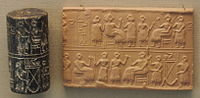 Цилиндрични печат краљице Пуаби, пронађен у њеној гробници. Натпис Пу-А-Би- Нин „Краљица Пуаби“.[10] [11] [12] Последња реч може се изговорити као Нин „дама“ или Ересх „краљица“.[13] [14]