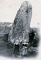 Le grand menhir de Kerangosker en 1902 (carte postale Villard)
