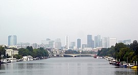 Theسئن چایی in Suresnes with the skyscrapers ofLa Défense in the background