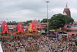 পুরী-এর জগন্নাথ দেব তিনটি রথে অনান্য দেবতাদের সঙ্গে জগন্নাথ মন্দির-এর পটভূমিতে