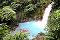 Catarata del río Celeste, en el parque nacional Volcán Tenorio. Importante destino turístico por su particular coloración.