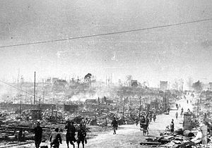 经过东京的公路被1945年3月10日空袭摧毁