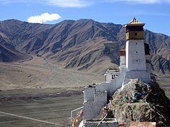 Yumbulagang, fortaleza que se considera la primer construcción edificada en Tíbet, y que sería fundada pol so mitolóxicu primer rei, Nyatri Tsenpo (escontra'l sieglu II e.C.)