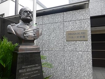 Busto frente a la Sede de la Embajada del Perú en Tokio, Japón.