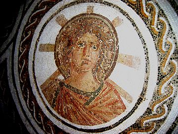 Mosaïque romaine représentant un Apollon-Helios rayonnant.