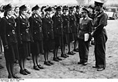 Ouest : première promotion féminine de l'école de police de Spandau devant un colonel britannique (à dr.), 1946.