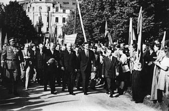 Józef Cyrankiewicz und Otto Grotewohl auf dem Weg zur Unterzeichnung des Görlitzer Abkommens