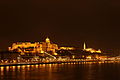 Vista del Castillo de Buda de noche desde el río Danubio.