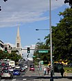 Denver merkezinde Broadway ile Colfax Caddesi kavsagi. Arka planda Katolik Kaderal can kulesi