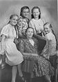 Zum Bildungsbürgertum gehörende Frau mit ihren Töchtern (1938)