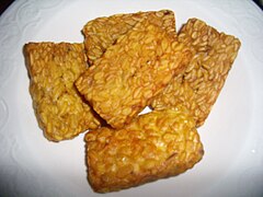 El tempeh goreng común (sin rebozar) en Indonesia