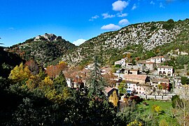 Le village et le château de Termes dans l'Aude. Vision d'automne.jpg