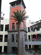 Torre na praça central, no interior do centro comercial.