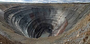 Mina Mir, uma antiga mina de extração de diamante a céu aberto localizada em Iacútia, Sibéria Oriental, Rússia. (definição 7 668 × 3 745)