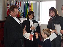 Photographie d'un enfant naturalisé pendant une cérémonie de citoyenneté canadienne