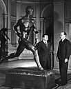帕沃·努尔米和韦伊诺·阿尔托宁在帕沃·努尔米雕像之前，摄于1930年代末阿黛浓美术馆里