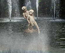 La statue de deux jeunes garçons dans des jeux d'eau au Jardin municipal de Funchal. Mars 2020.