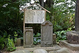 日本最古の十九夜塔（右）と時念仏塔（左）