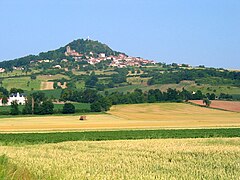 Satul Usson, aflat pe pantele unui con vulcanic stins din Masivul Central.