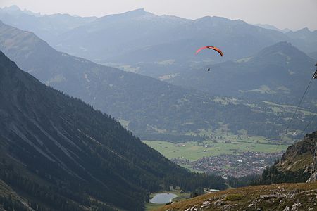 Paraglider, Oberstdorf und Hoher Ifen vom Nebelhorn.