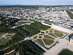 Bassin de Neptune, le bosquet des Trois Fontaines et le bosquet de l'Arc-de-Triomphe séparés par l'allée d'Eau (au centre) et le Bassin de la Pyramide et le Parterre du Nord (en bas, à droite) bordée par des statues de la Grande Commande.