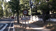 Señal de entrada al núcleo de La Granja, principal núcleo del municipio, corregida vandalicamente