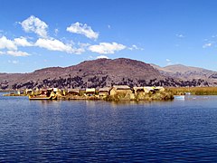Islas flotantes creadas por urus, estas islas artificiales son creadas principalmente en el lago Titicaca.
