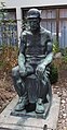 Feierabend, Bronzestatue eines sitzenden Bergmanns, um 1950, Innenhof des Deutschen Bergbau-Museums Bochum