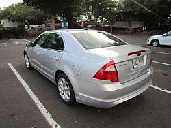 Vista trasera de la primera generación del Ford Fusion (Facelift)