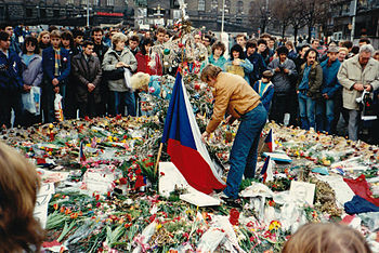 Václav Havel s demonstranty na pietním místě boje za svobodu a demokracii pod pomníkem svatého Václava v průběhu sametové revoluce