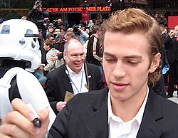 Hayden Christensen skriver autografer i Berlin 2005.