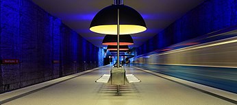 Estação de metrô Westfriedhof, inaugurada em 1998 em Munique, Alemanha. (definição 3 940 × 1 737)
