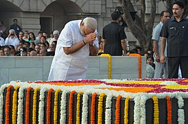 गाँधी जयंती के अवसर पर राजघाट पे महात्मा गाँधी को श्रद्धांजली अर्पित करते, प्रधानमंत्री मोदी
