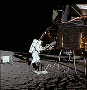 Astronautul Alan L. Bean (Apollo 12) tranferând combustibilul de 238Pu de pe modulul lunar