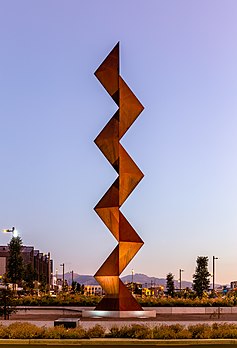 La sculpture Vaka 'A Hina se dressant à Christchurch, en Nouvelle-Zélande. (définition réelle 3 248 × 4 767)