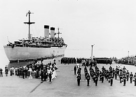 El 1951, durant la Guerra de Corea, un vaixell de tropes, el USS General George M. Randall surt de Yokohama, repatriant els morts de guerra als Estats Units.