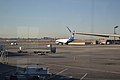 Boeing 737 de Rwandair Express en el Aeropuerto Internacional OR Tambo en Johannesburgo, Sudáfrica