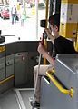 Benützen des für Sehbehinderte reservierten Sitzplatzes im BVG-Bus.