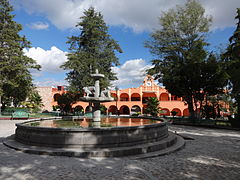 Plaza principal y, al fondo, el Palacio Municipal.