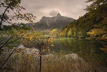 Säulingmassiv im Herbst mit Gipfelversteck (Foto vom Alpsee)