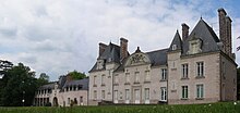 Façade du château, au murs clairs et au toit d'ardoise noire.