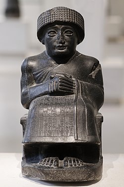 Gudea, princo de Lagaŝ. Statuo sidanta el diorito dediĉita al la dio Ningiŝzida, 2120 a.n.e. (periodo nov-sumera). Trovita en la ruinoj de Girsu, Tellō (suda Irako).