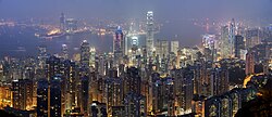 Ti panorama a matantanaw dagiti raskasielos iti Hong Kong iti rabii, nga adda ti Pagsangladan ti Victoria iti likud