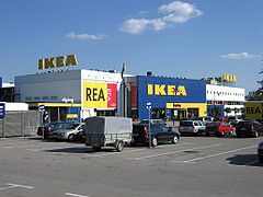 Prima taberna IKEA, in Älmhult, Suecia, sita, non procul e fundatore natus est.